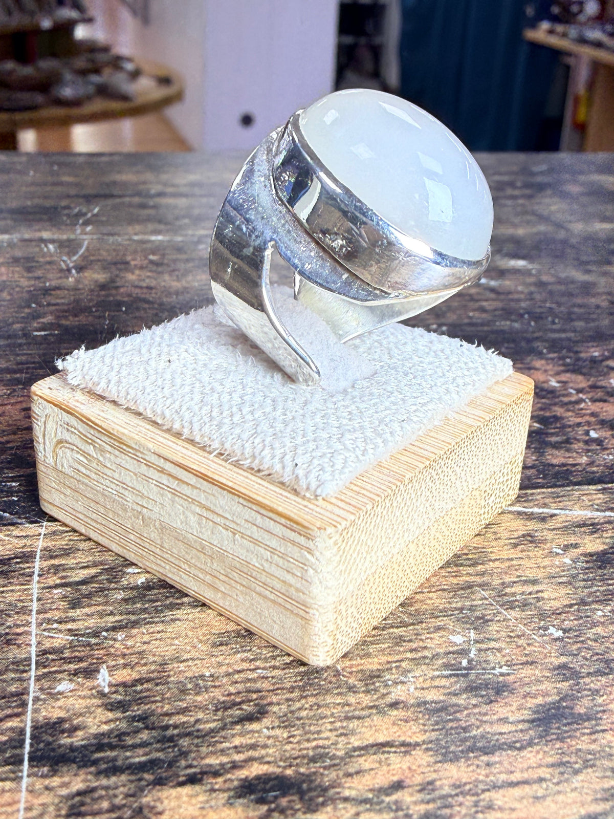 Grande bague pierre de Lune blanche en cabochon