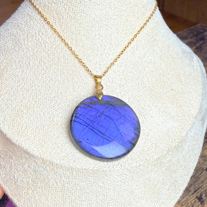 Pendentif en Labradorite Naturelle – Forme Ronde – provenance Madagascar