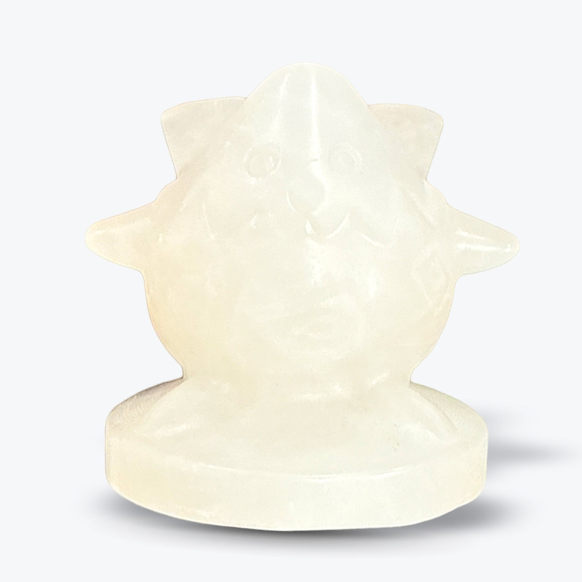Figurine Pokémon sur Socle Rond en Quartz Laiteux Naturel – Poli, Visage Gravé - Pièce unique | 44gr - 3,5x4cm
