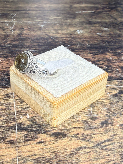 Bague avec une Labradorite ronde