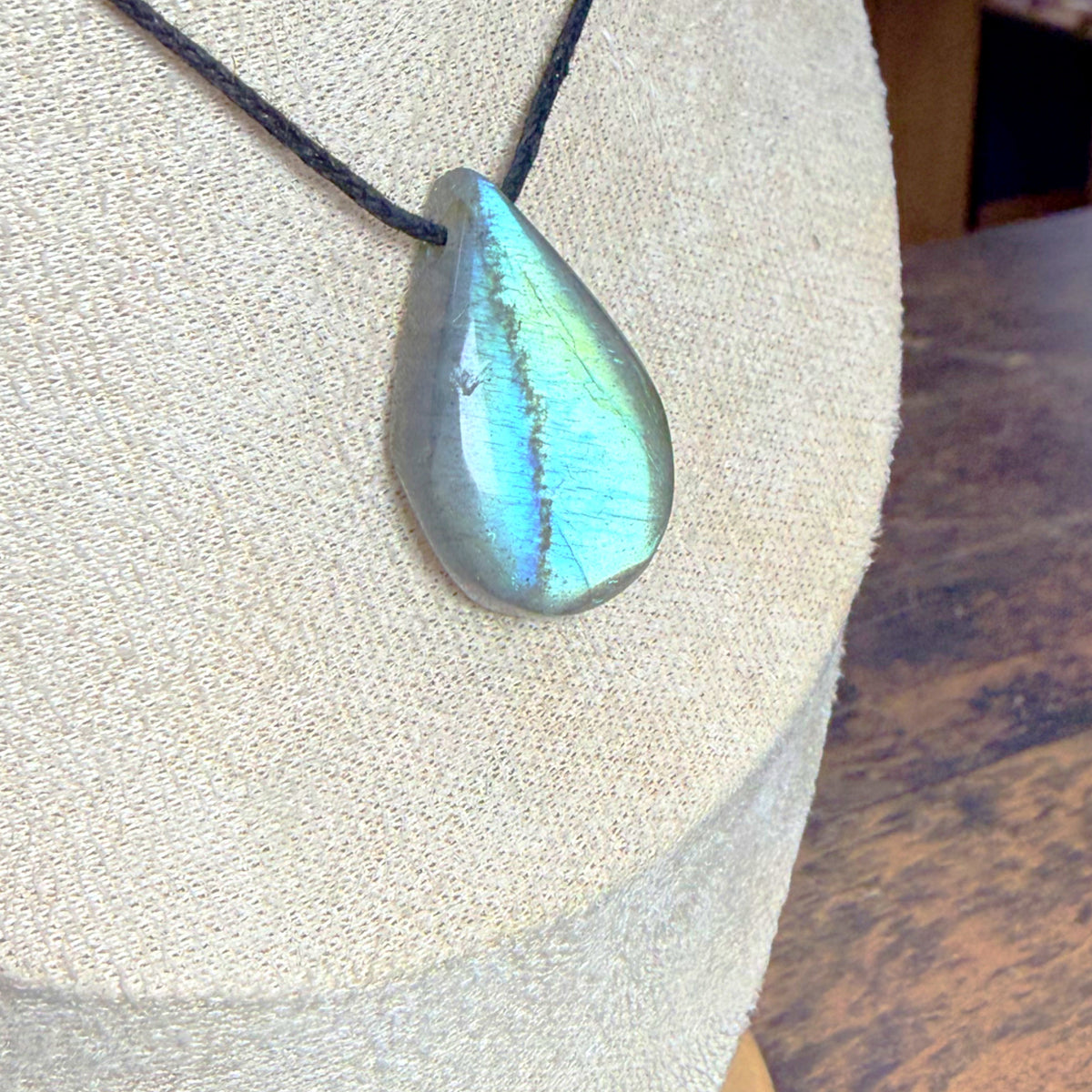 Pendentif en Labradorite Goutte - Percée Côté