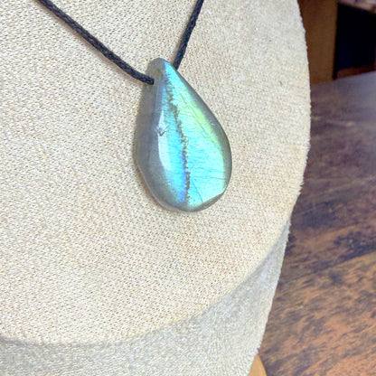 Pendentif en Labradorite Goutte - Percée Côté
