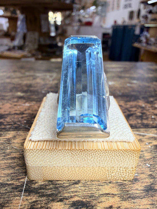 Bague avec une grande Topaze bleue taille émeraude