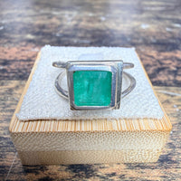 Bague émeraude carrée serti clos