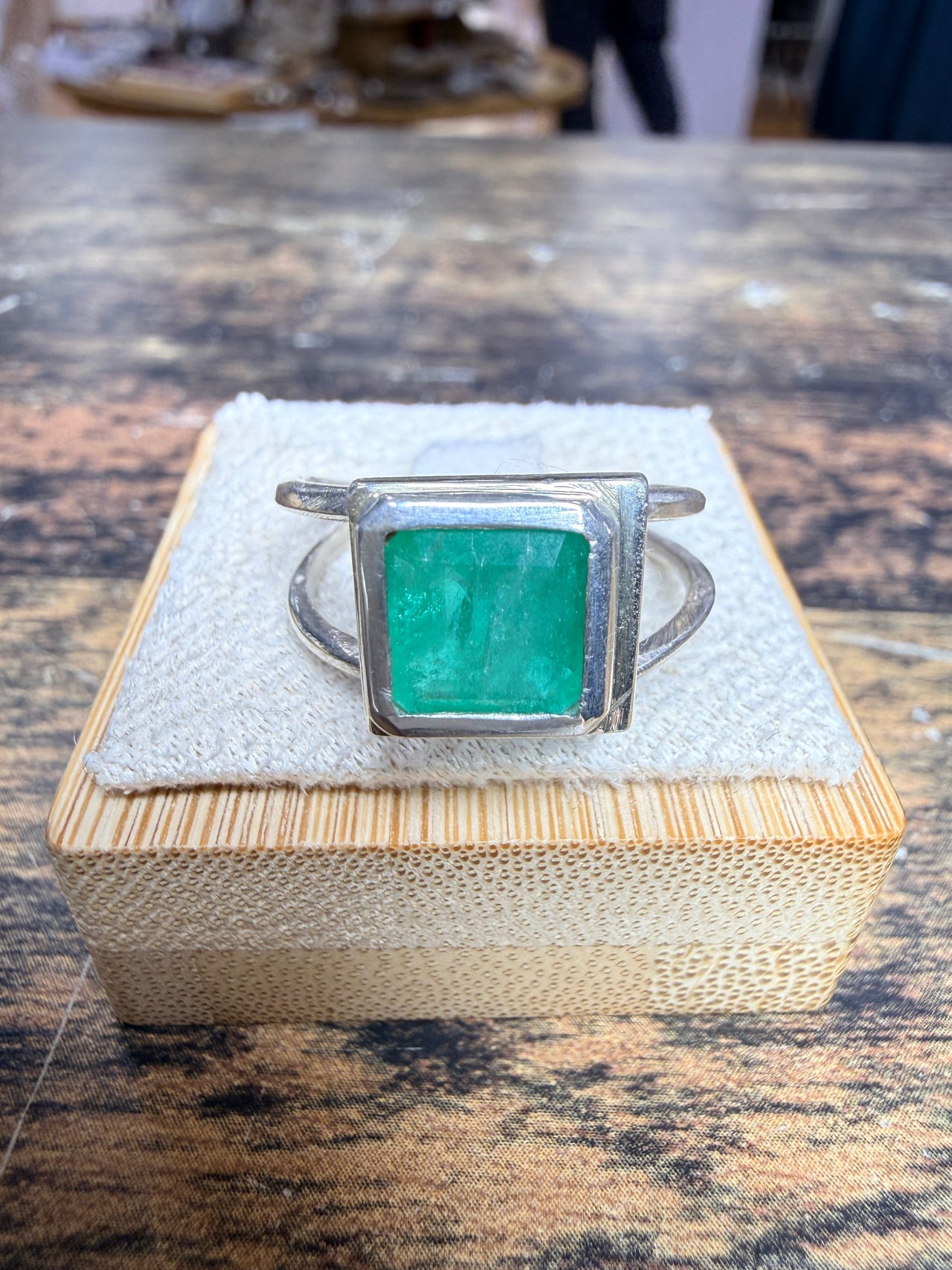 Bague émeraude carrée serti clos