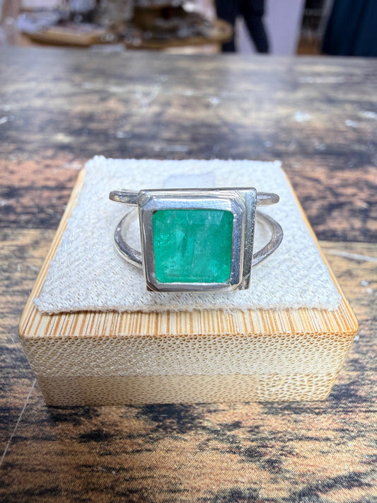 Bague émeraude carrée serti clos