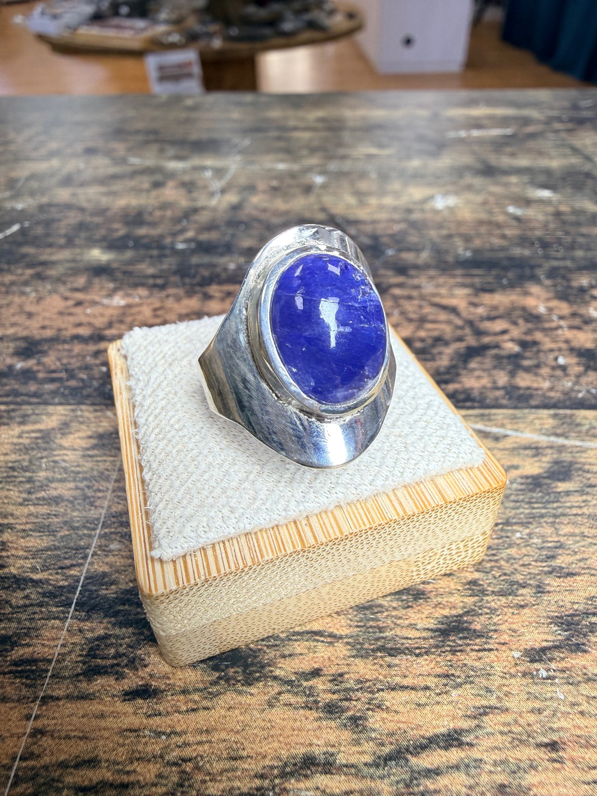 Chevalière avec une belle Tanzanite en cabochon
