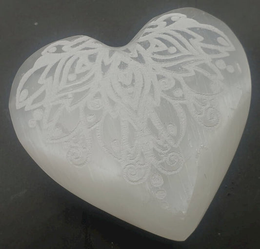 Coeur Sélénite gravé Motifs 8cm