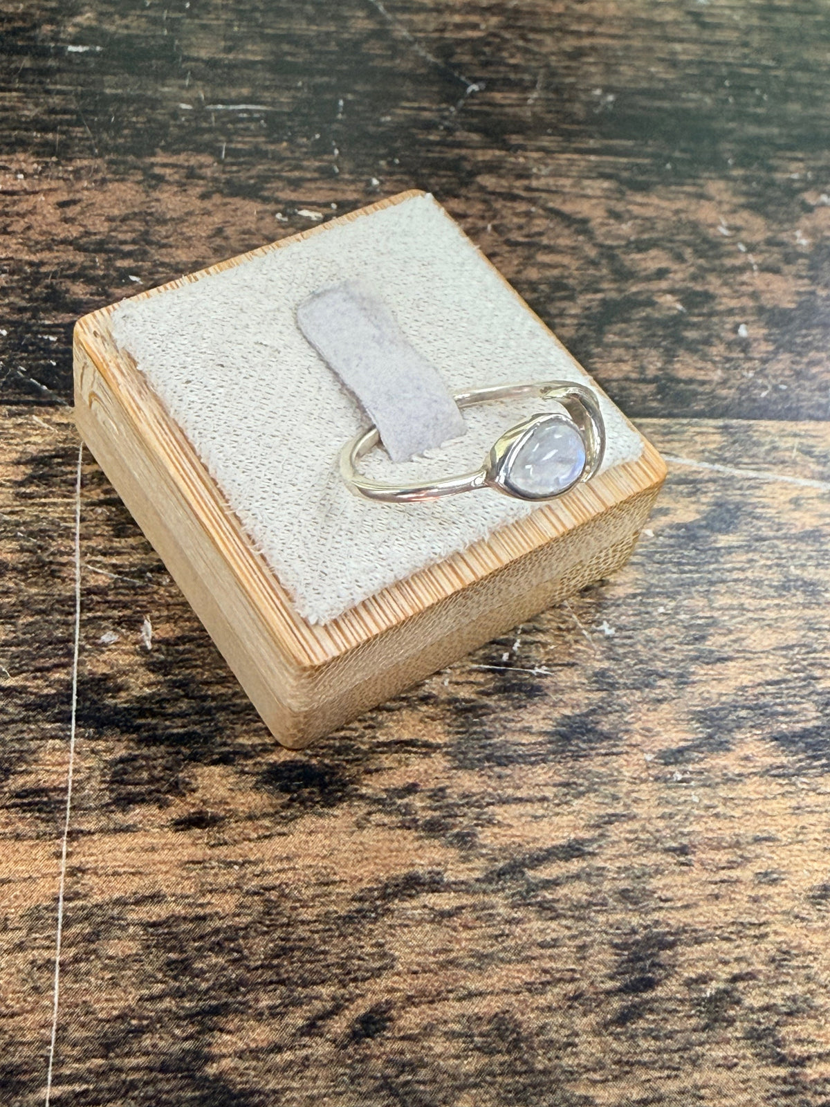 Bague Pierre de lune avec un design de lune - taille ajustable