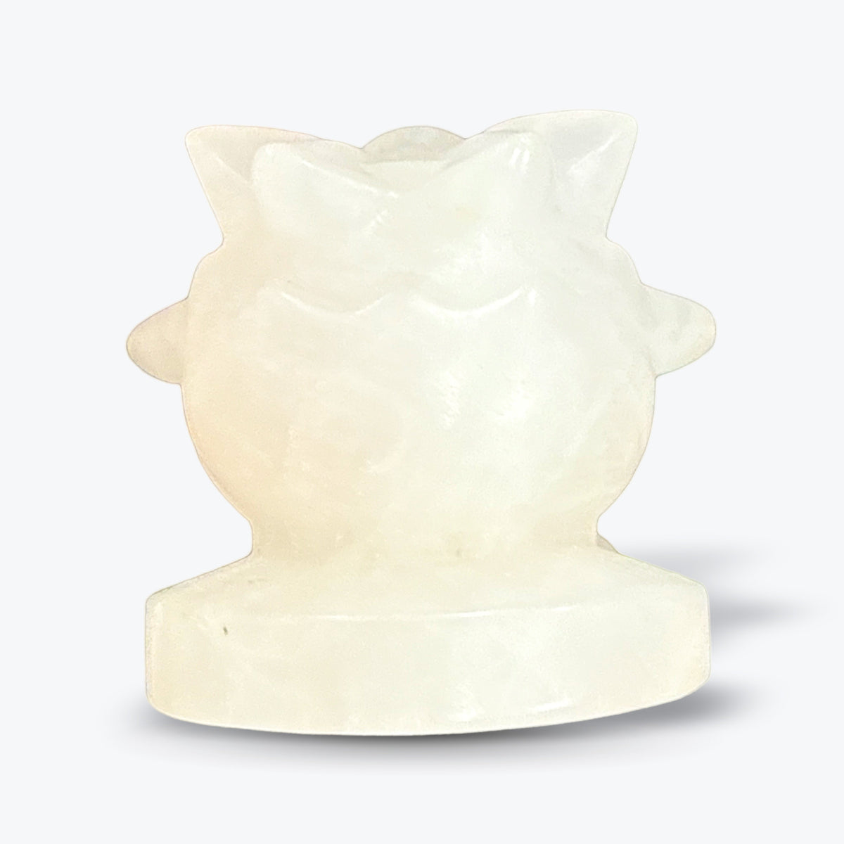 Figurine Pokémon sur Socle Rond en Quartz Laiteux Naturel – Poli, Visage Gravé - Pièce unique | 44gr - 3,5x4cm