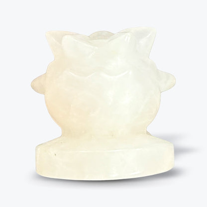 Figurine Pokémon sur Socle Rond en Quartz Laiteux Naturel – Poli, Visage Gravé - Pièce unique | 44gr - 3,5x4cm