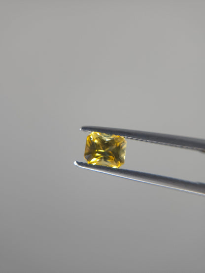 Pièce de collection en Saphir Jaune Naturel – provenance Sri Lanka - Pièce unique