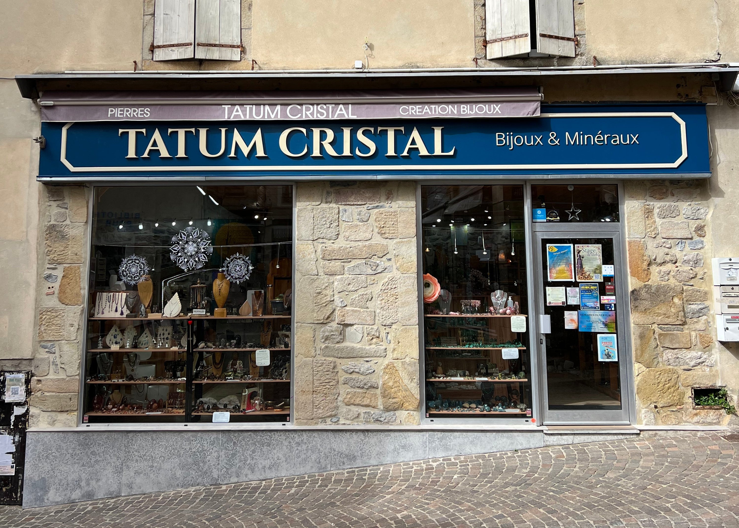 Façade boutique Tatum Cristal Aubenas - pierres naturelles