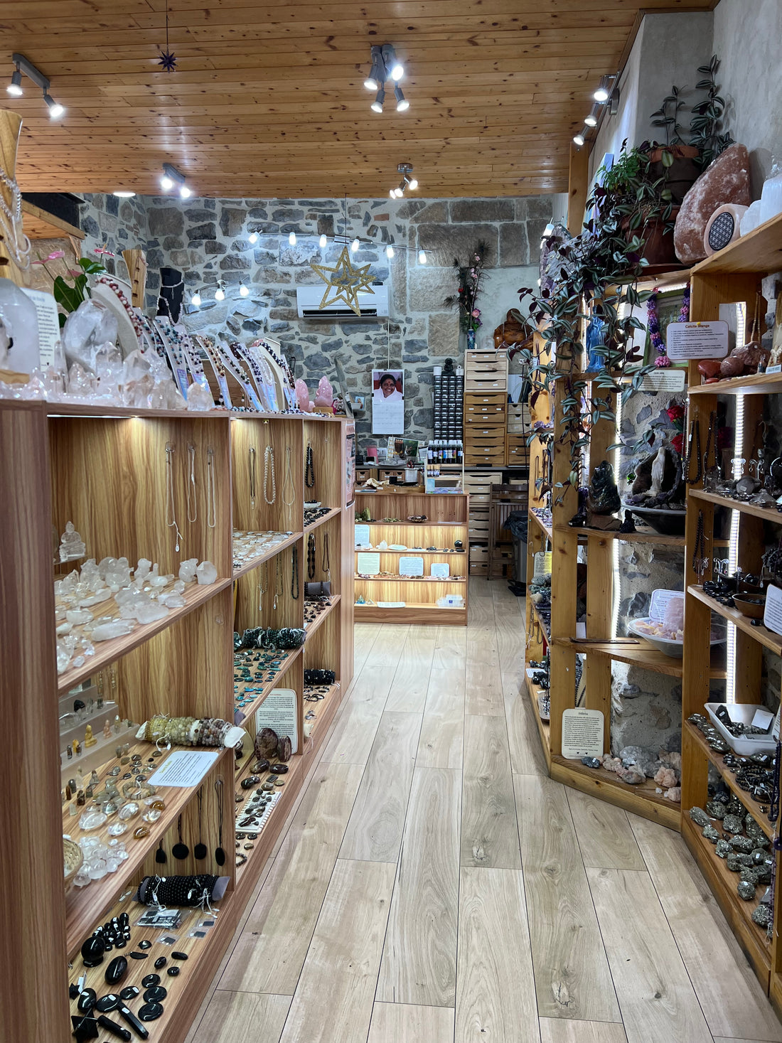 Intérieur boutique Tatum Cristal Aubenas - bracelets