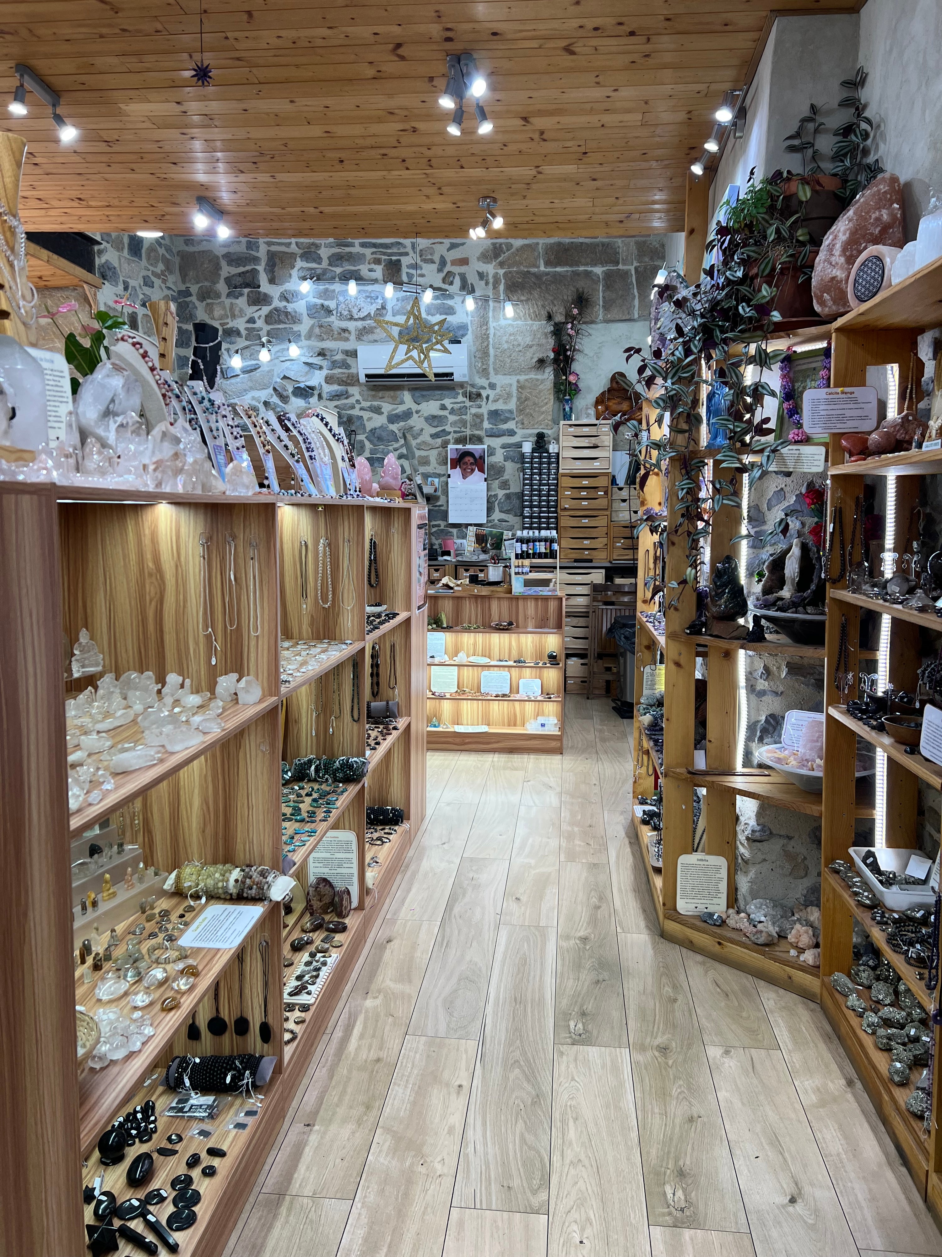 Intérieur boutique Tatum Cristal Aubenas - bracelets