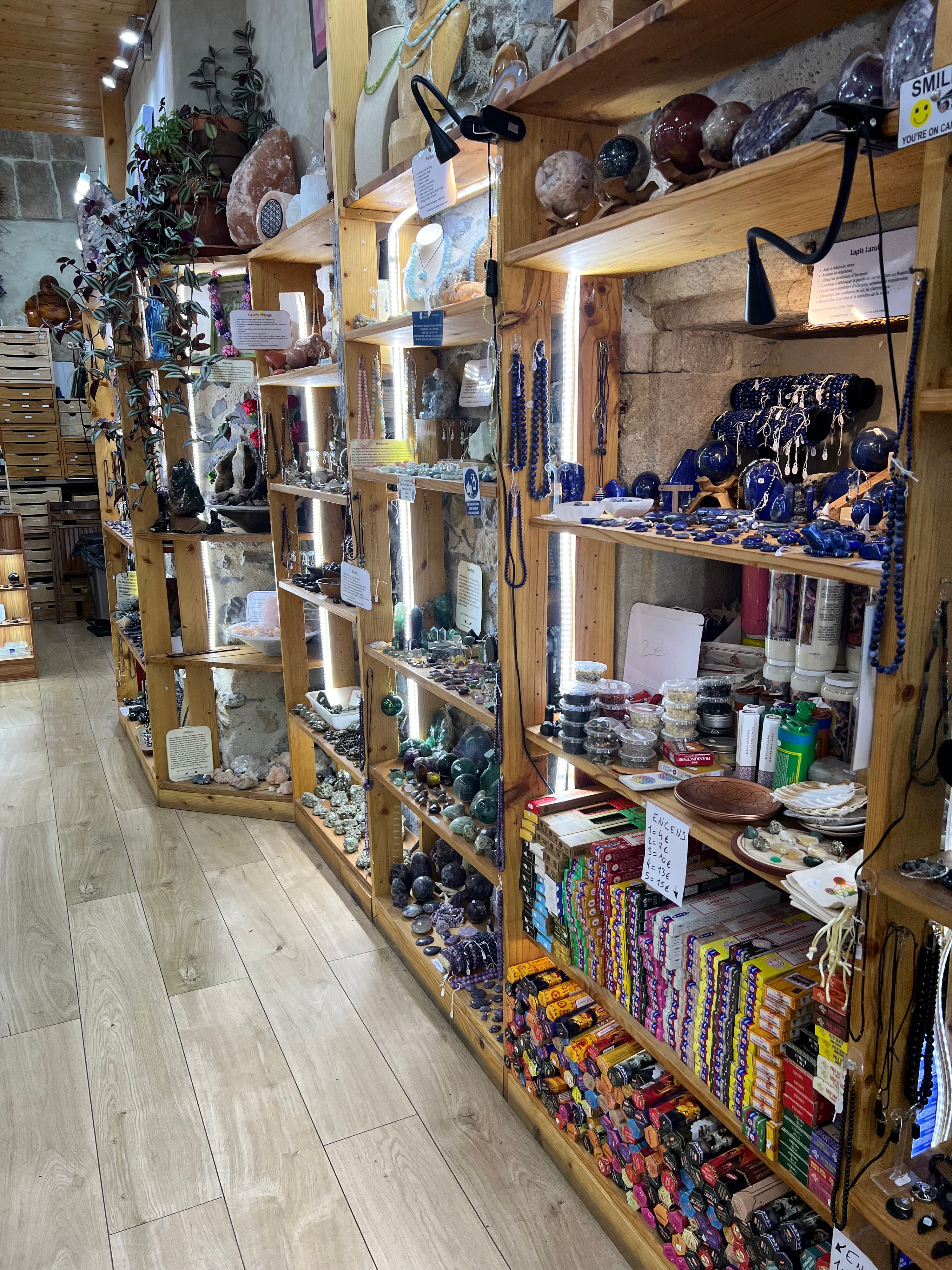 Intérieur boutique Tatum Cristal Aubenas - bijoux