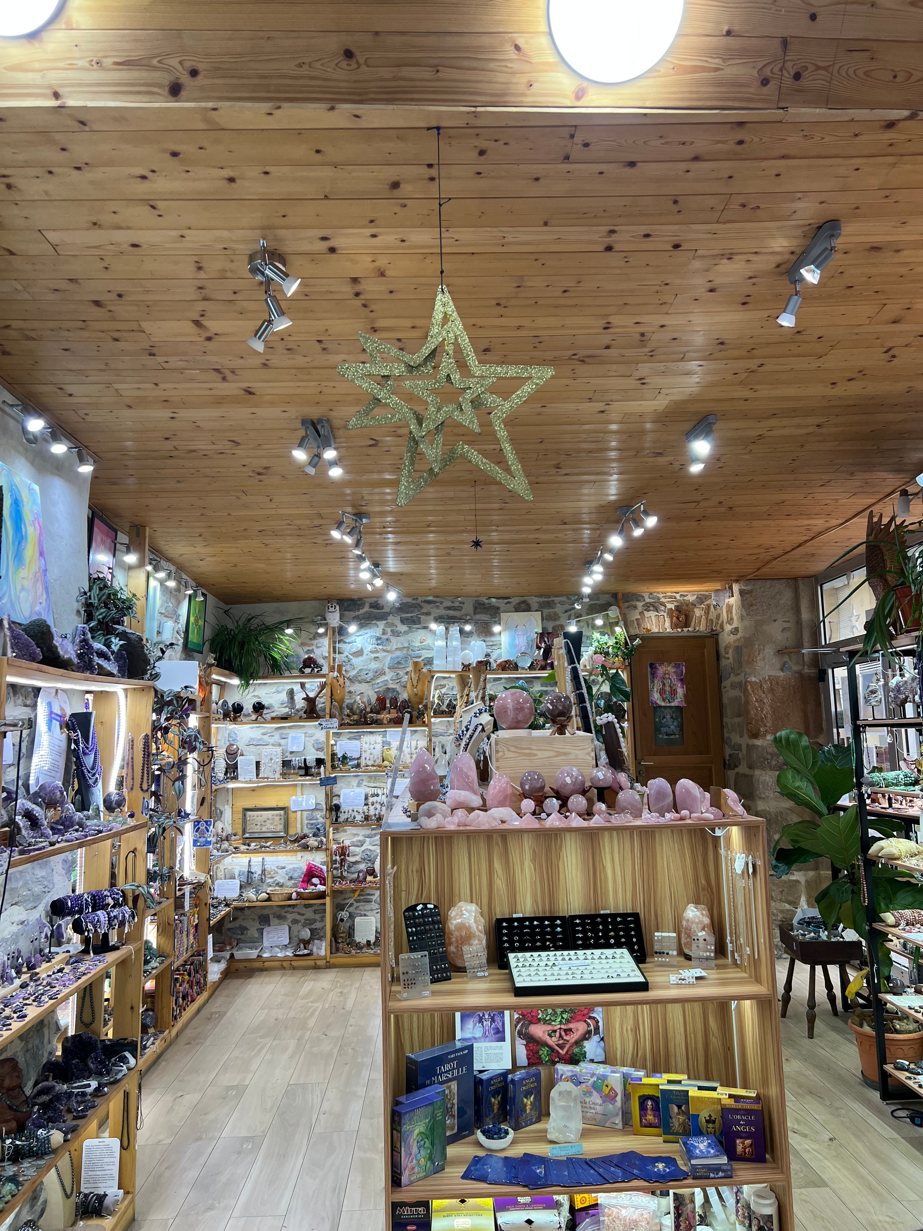 Intérieur boutique Tatum Cristal Aubenas - cristaux