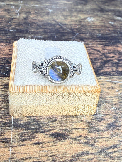 Bague avec une Labradorite ronde