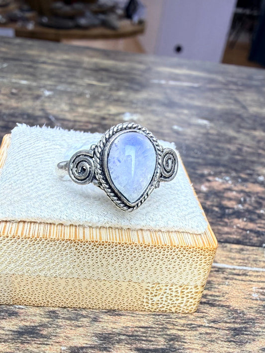 Bague Labradorite en forme de poire et design spiral