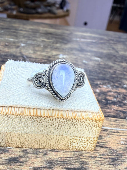 Bague Labradorite en forme de poire et design spiral