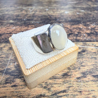 Chevalière en pierre de Lune blanche cabochon