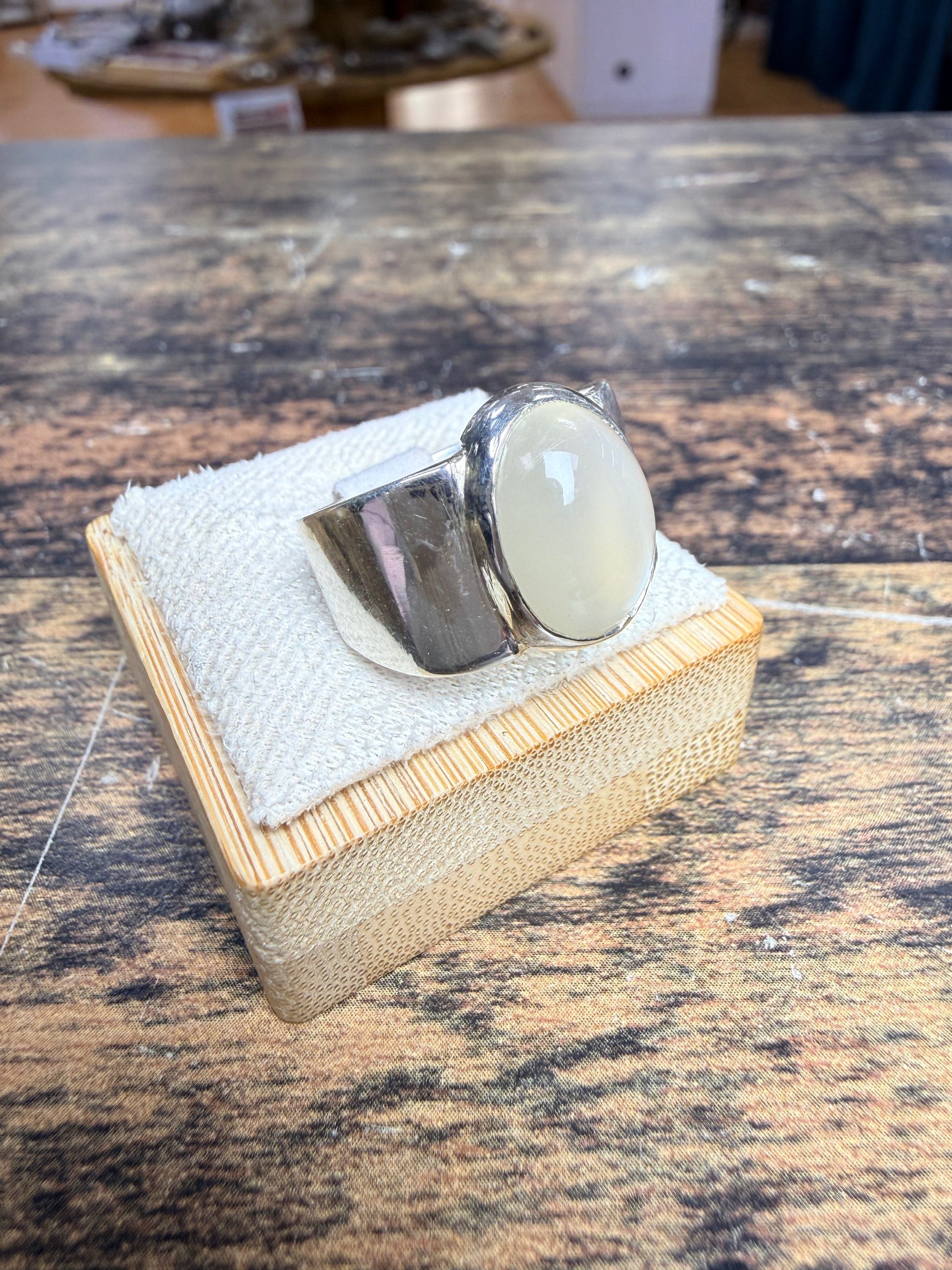 Chevalière en pierre de Lune blanche cabochon
