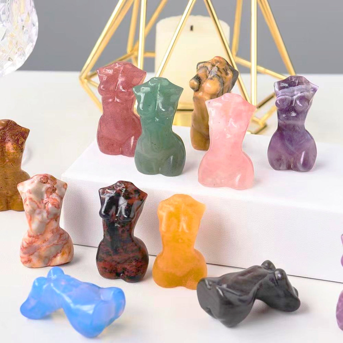 Mini Statue Torse Féminin Sculptée en Pierre Naturelle – 4 cm – 4 pierres au choix