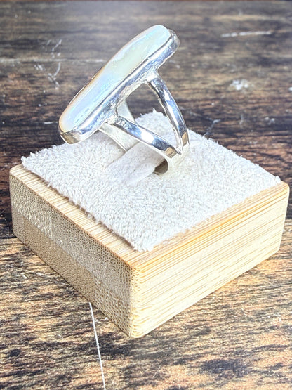 Bague Opale noble avec magnifique jeux de couleus