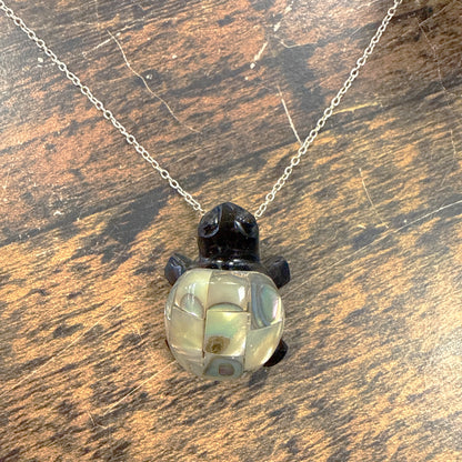 Pendentif Tortue Sculptée en Nacre ou Obsidienne Œil Céleste Naturelle – Métal doré | 11gr - 3x2,5cm