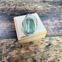 Bague Béryl vert taille coussin luxe