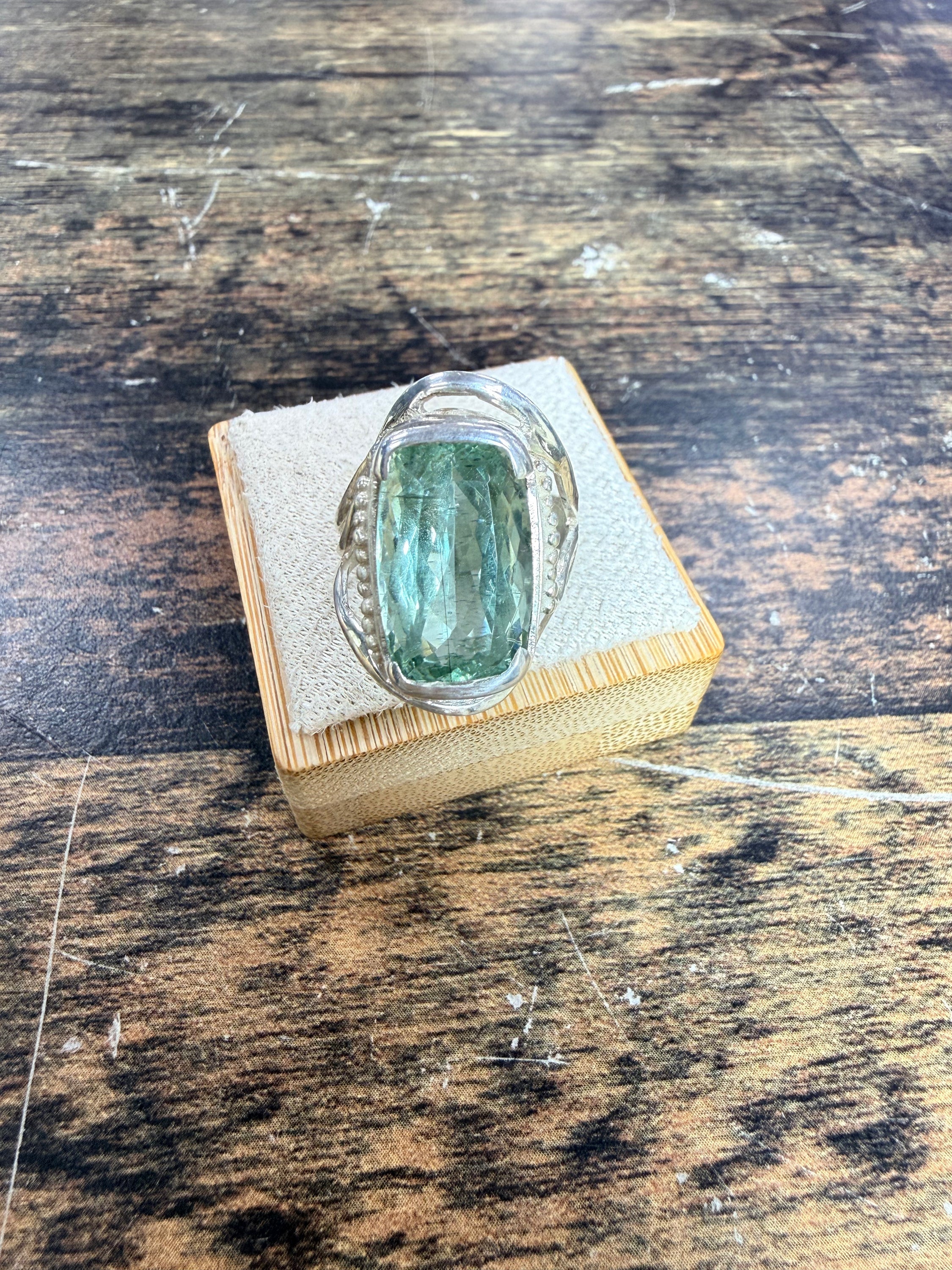 Magnifique Bague Beryl vert en taille cousin