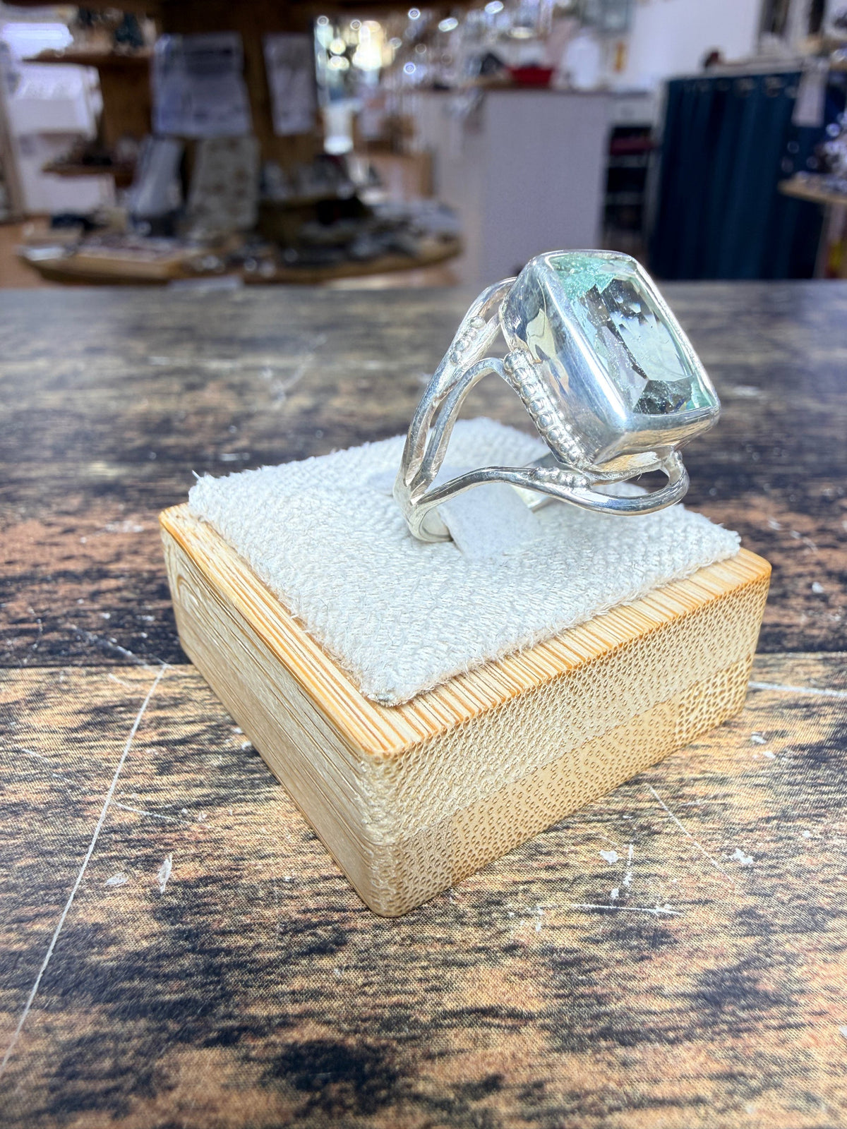 Bague Aigue-marine serti clos design contemporain