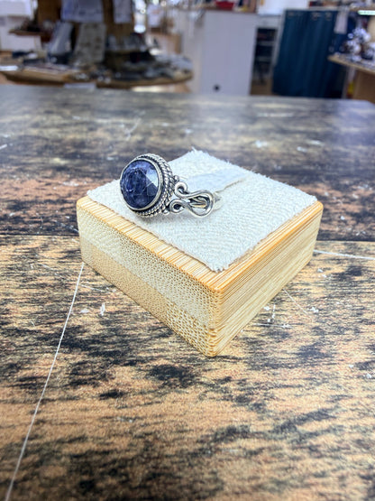 Bague Saphir facetté ronde