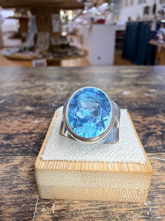Chevalière ouverte avec une Topaze bleue ovale