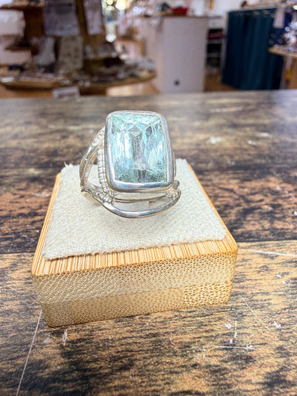 Bague Aigue-marine serti clos design contemporain