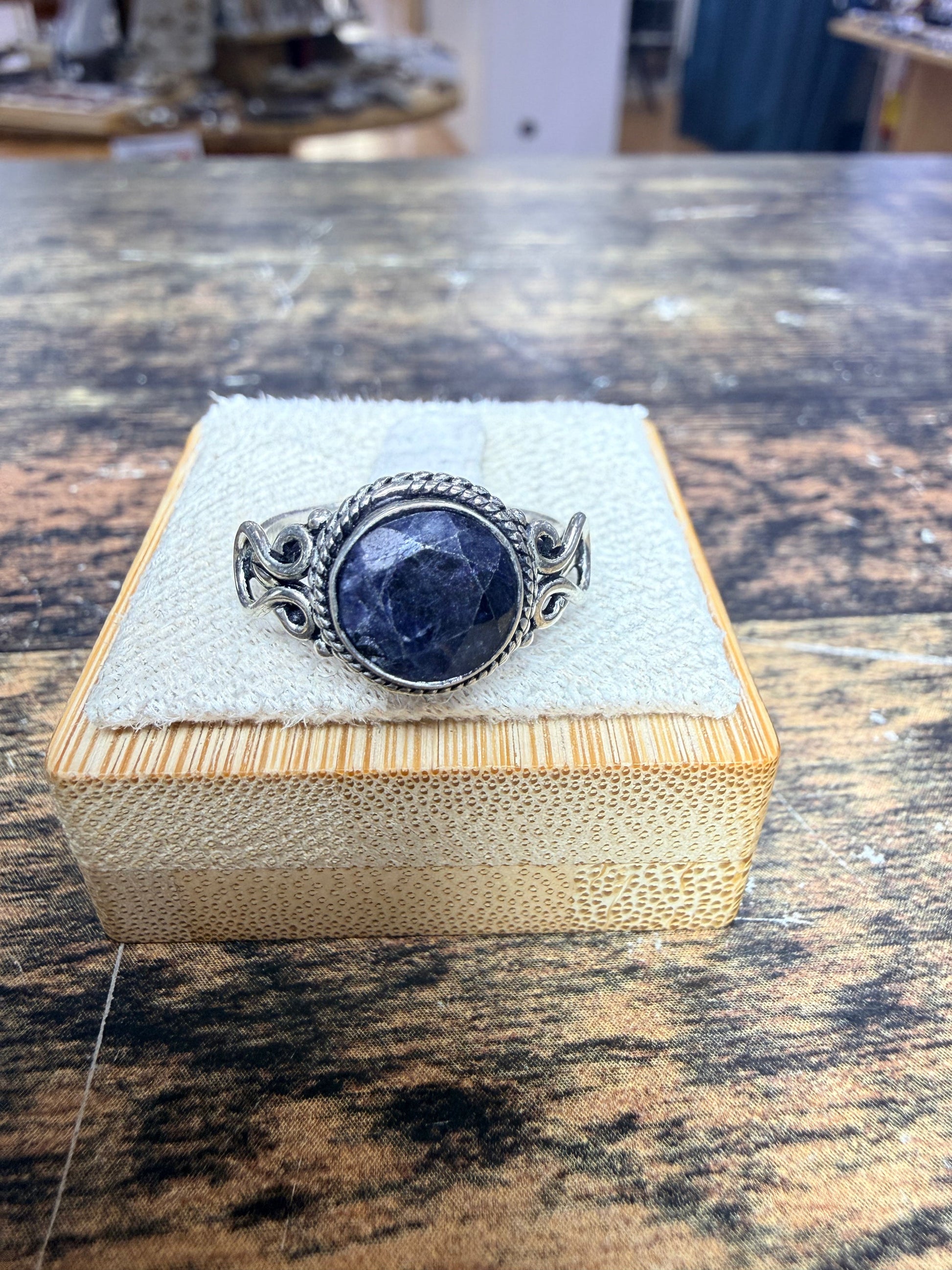 Bague Saphir facetté ronde