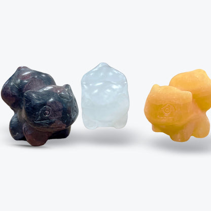 Pokémon Bulbizarre sculptée en Calcite Naturelle polie – Calcite miel, Cristal de - Pièce unique | 10gr - 3,5x3cm