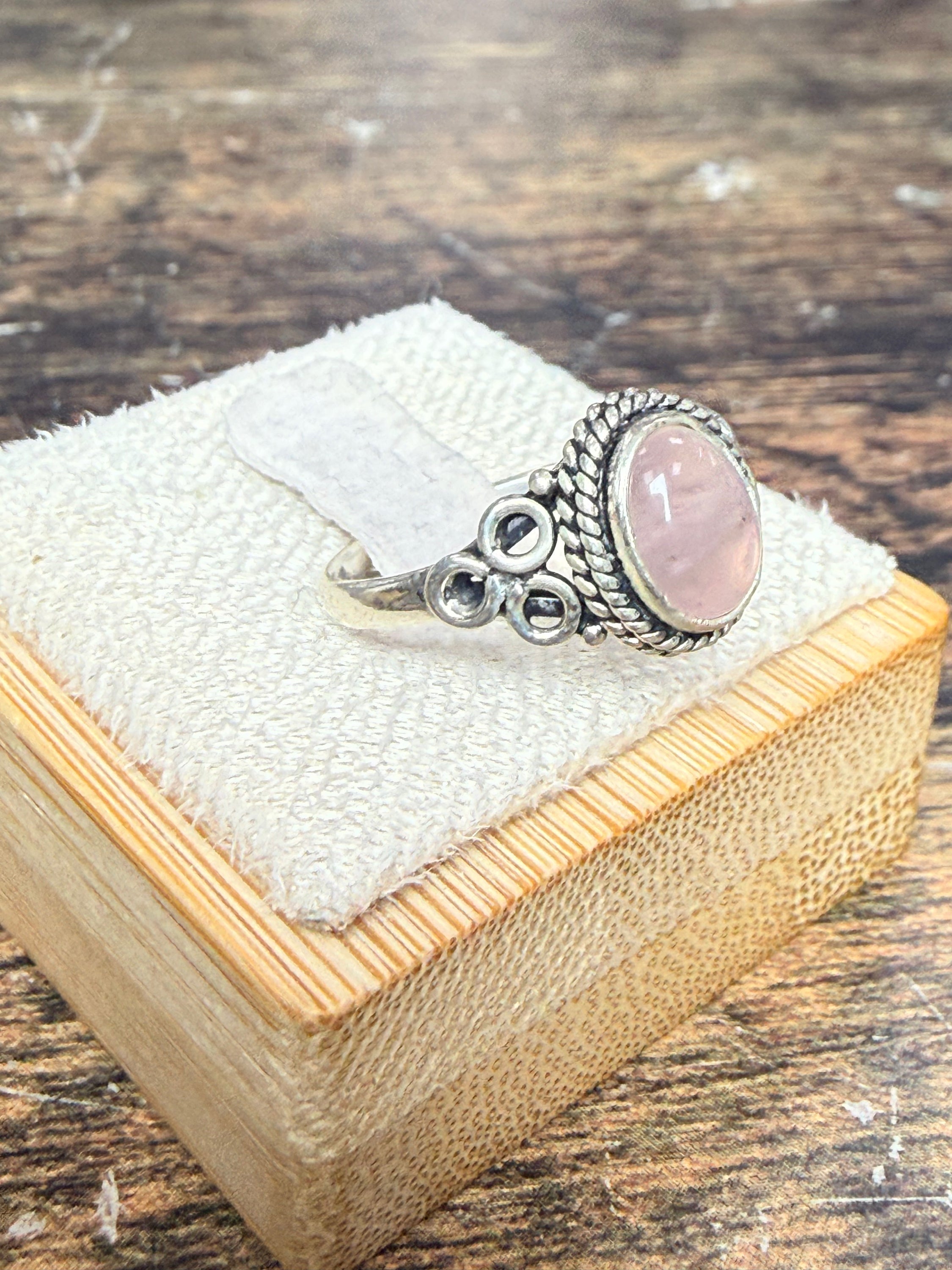 Bague Quartz rose avec des motif rond