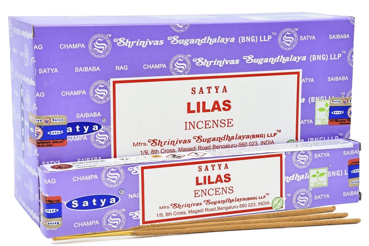 Boîte violette et paquet d'encens Satya Lilas avec trois bâtonnets posés devant