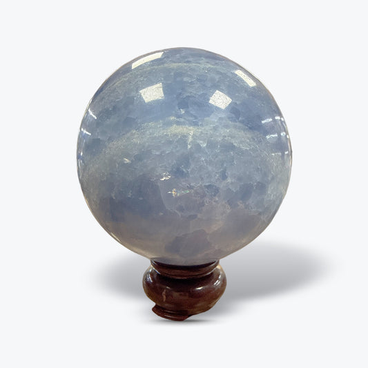 Sphère en Calcite Bleue Naturelle polie, sur socle en bois – 7 à 8 cm