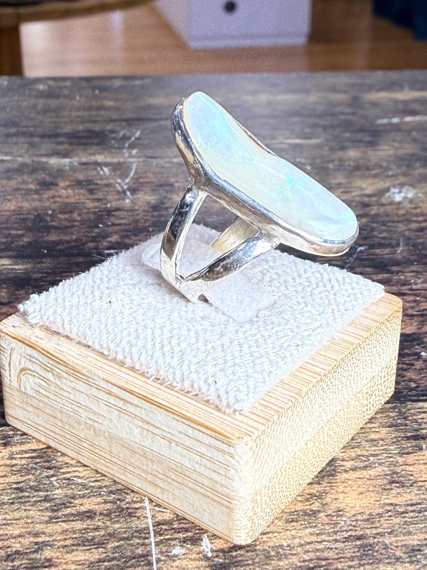 Bague Opale noble avec magnifique jeux de couleus