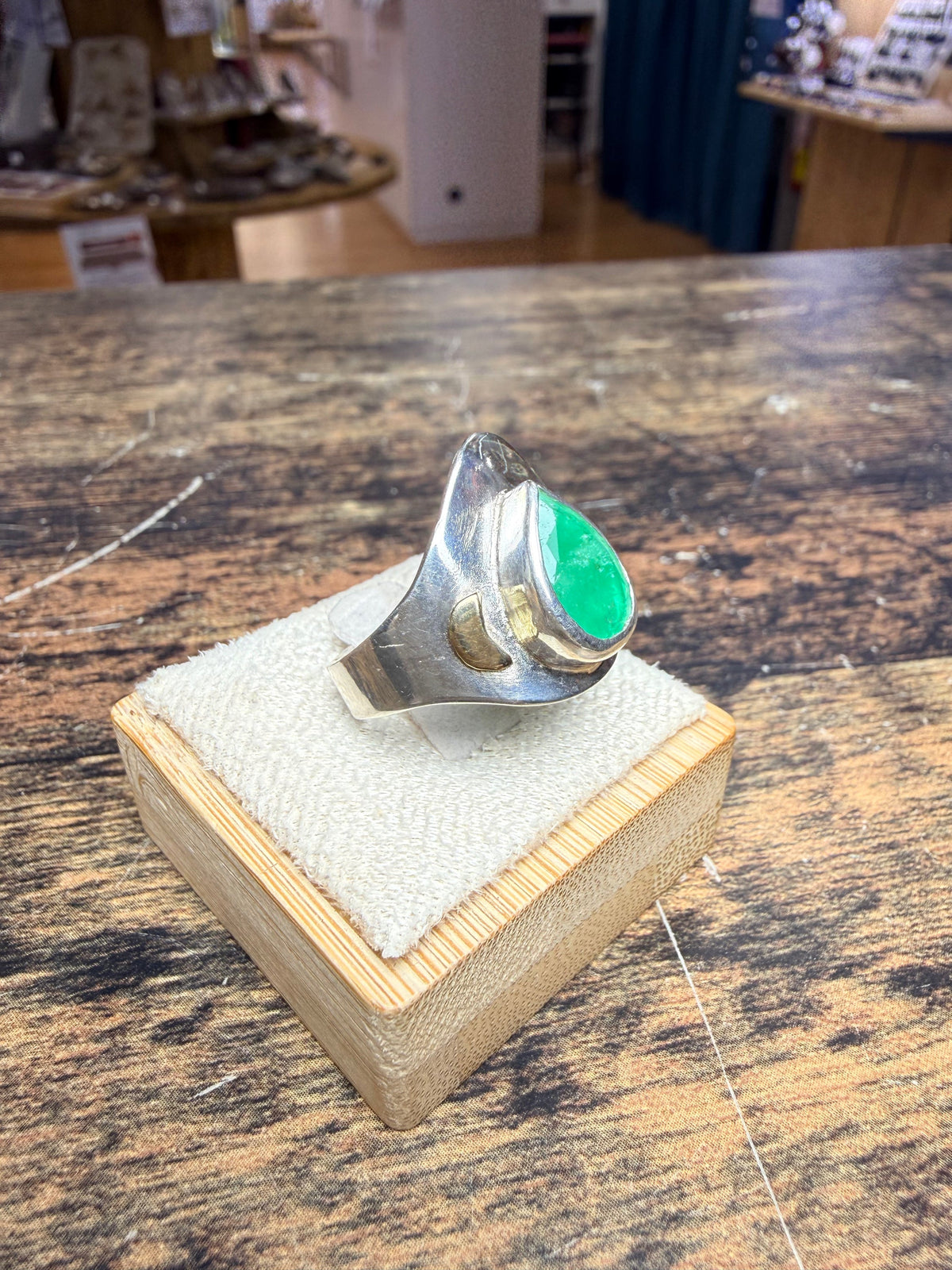 Belle bague avec une émeraude, argent 925 et or 18k
