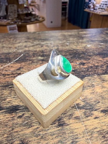 Belle bague avec une émeraude, argent 925 et or 18k