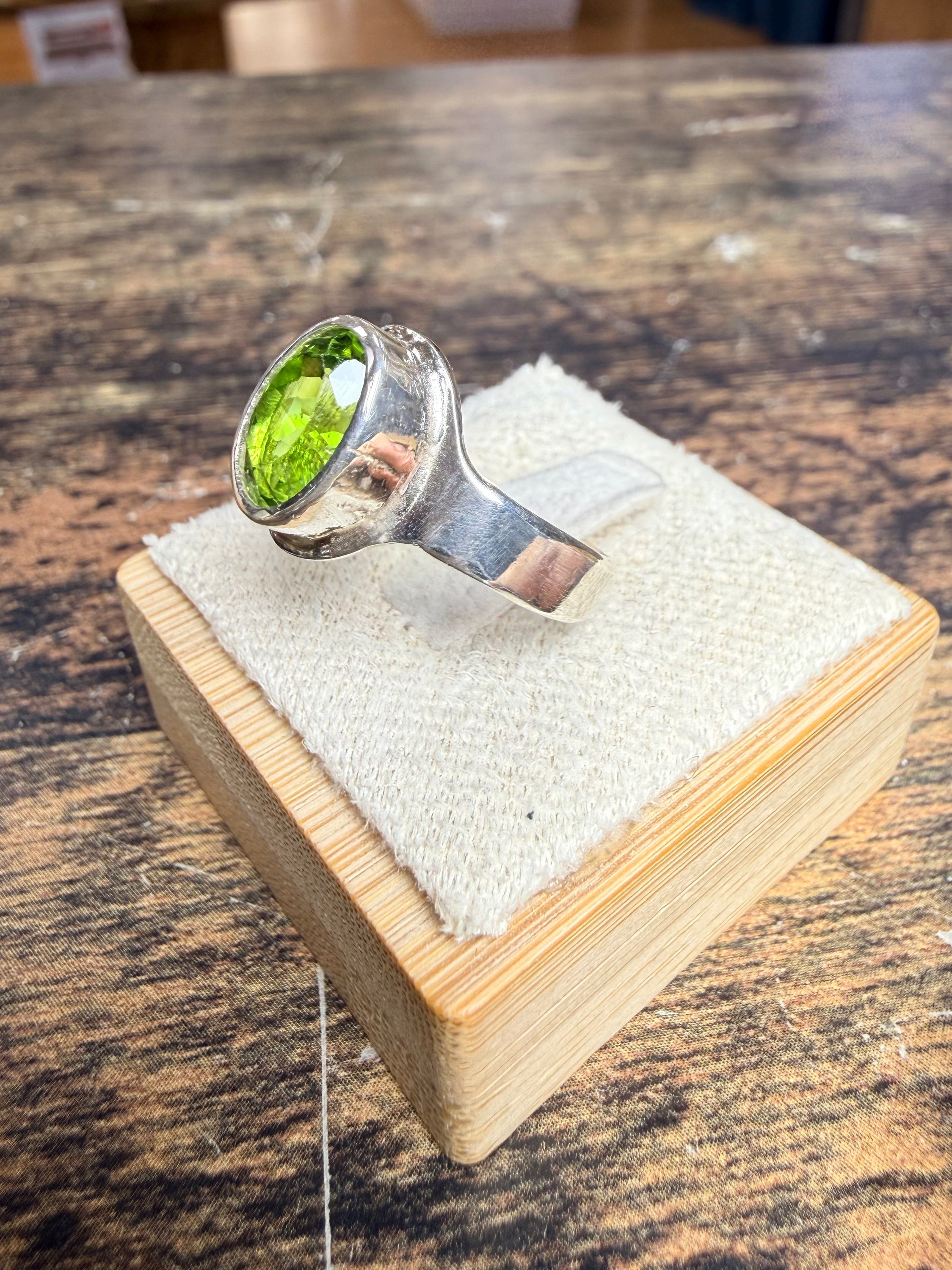Bague Péridot ovale et luxueuse