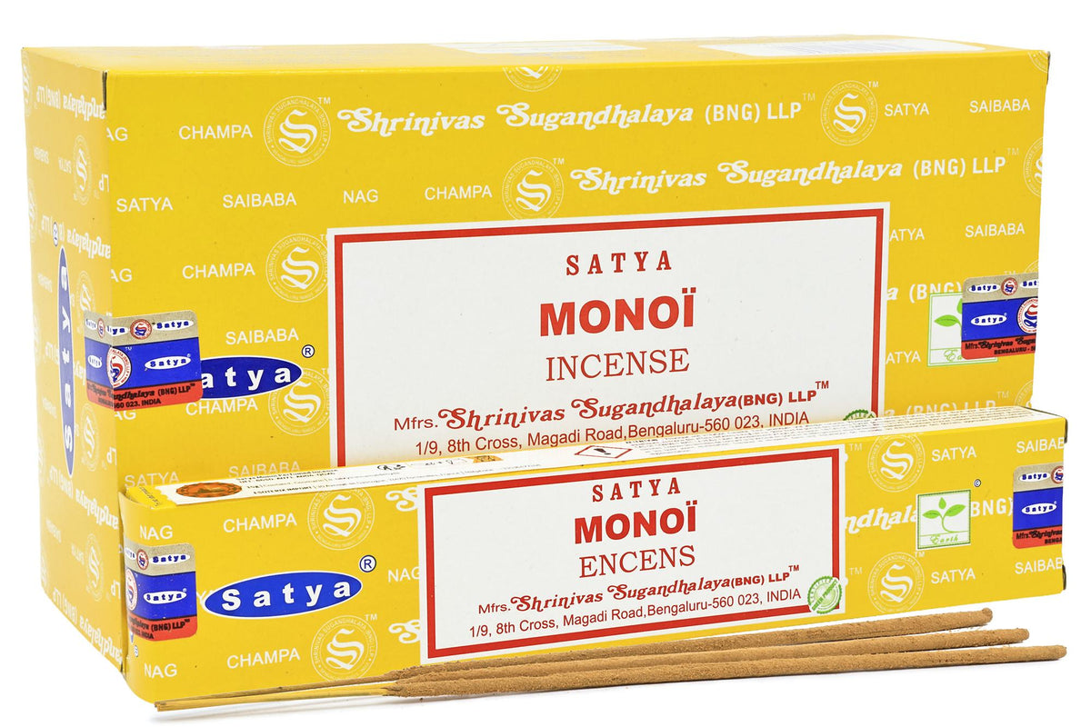 Boîte jaune d'encens Satya Monoï avec un paquet ouvert et trois bâtonnets devant