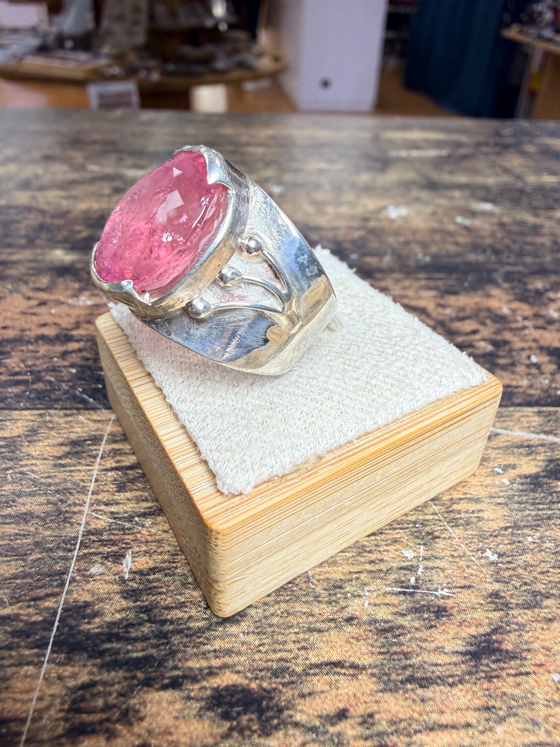Chevalière tourmaline rose sertis semi clos