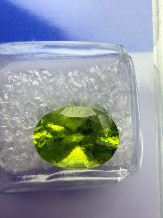 Gemme Peridot 2,350 Carats