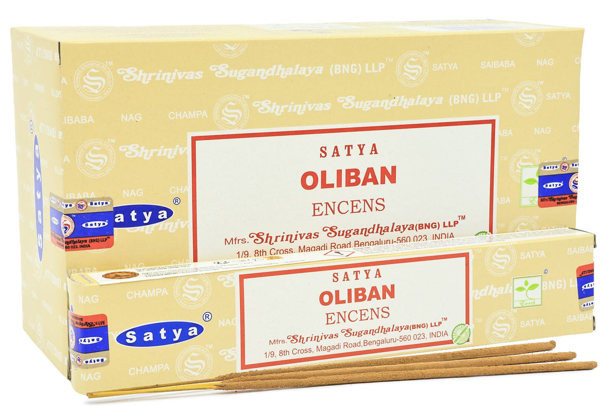 Boîte et paquet d'encens Satya Oliban avec trois bâtonnets posés devant