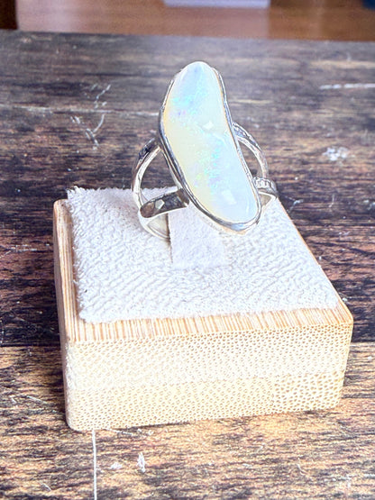 Bague Opale noble avec magnifique jeux de couleus