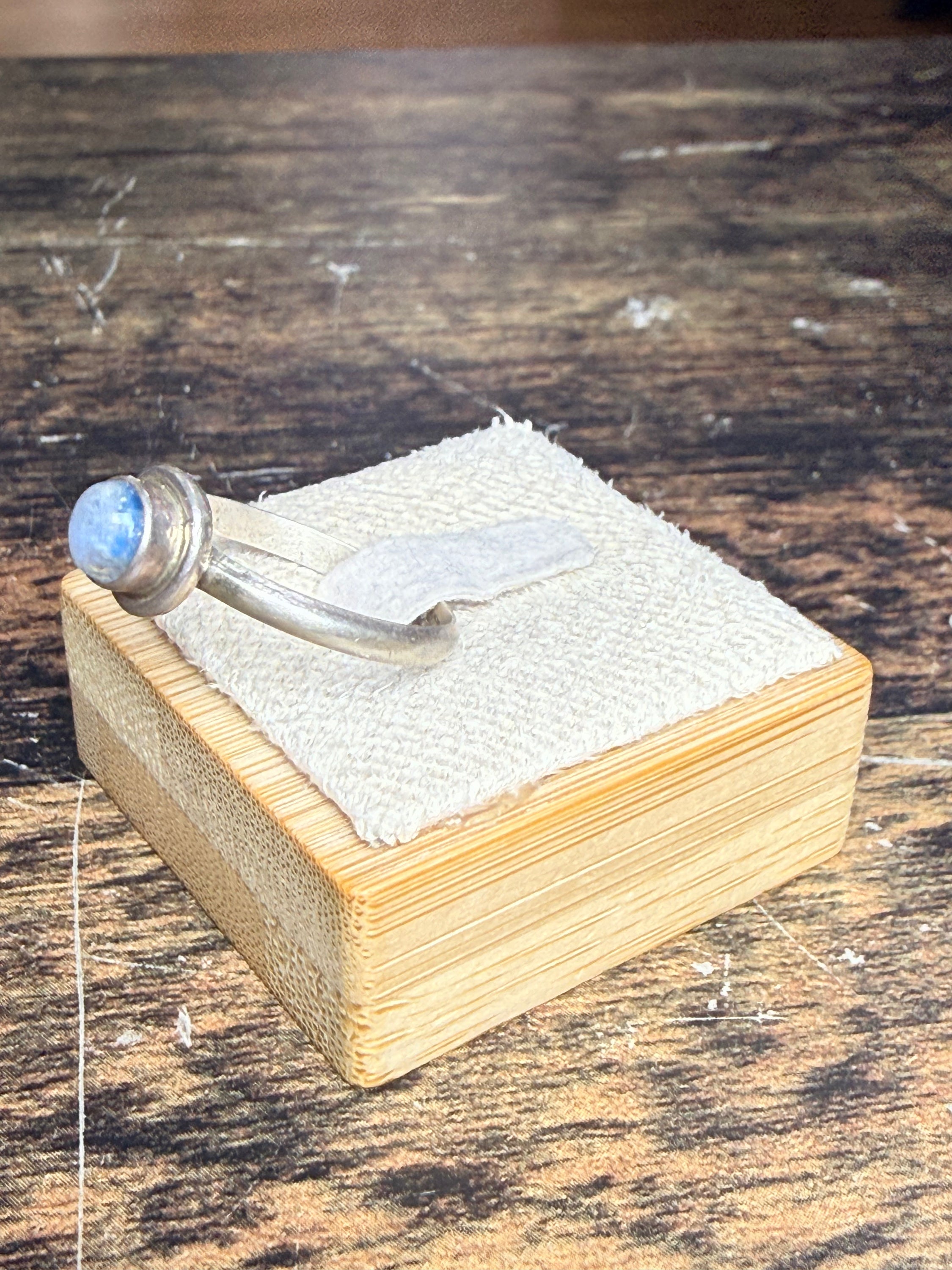 Bague pierre de lune ronde en cabochon